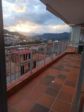 Apartamento amplio con piscina, hermosa vista a la ciudad de San Gil